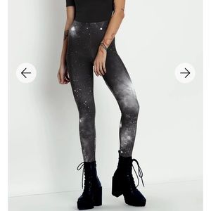 Blackmilk mechanical skull leggings black on white - size Medium - also fits S